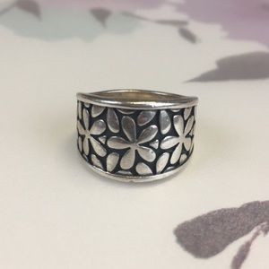 Retired James Avery floral ring